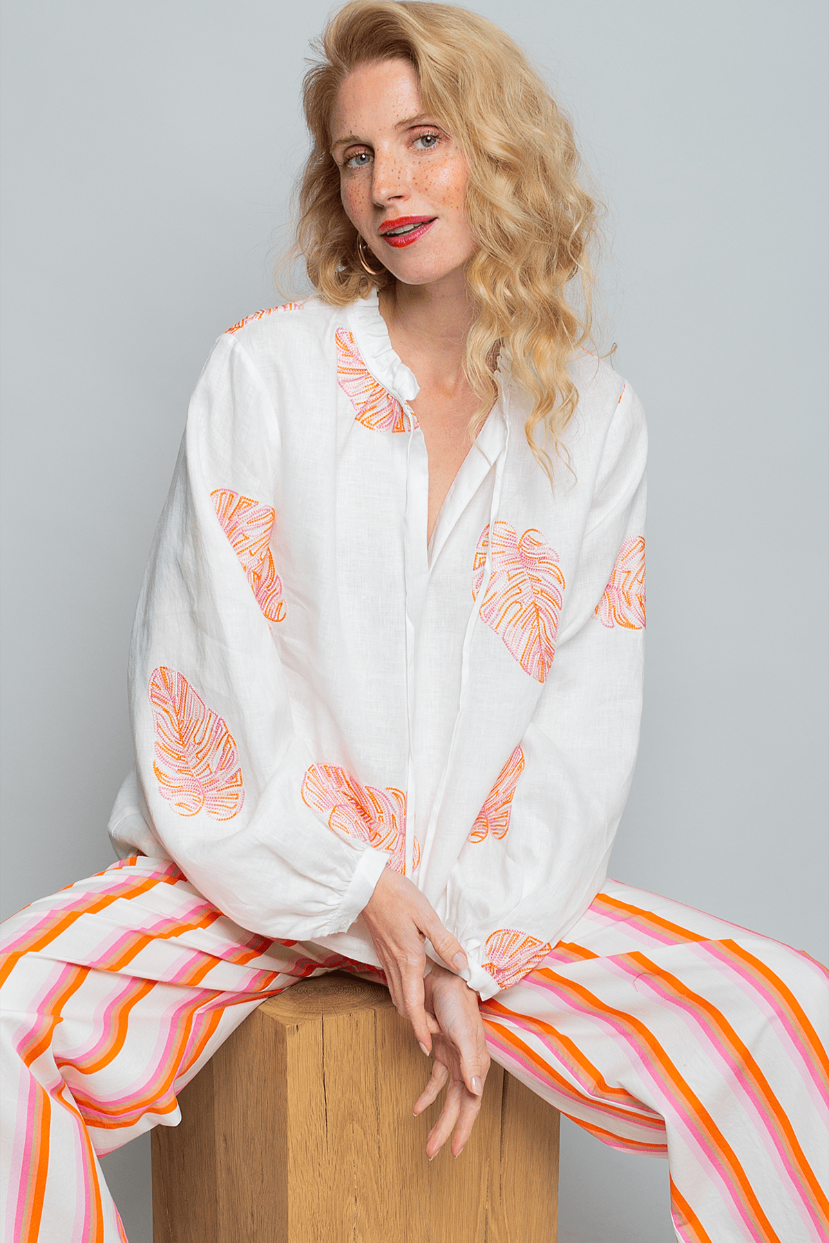 Bluse mit kleiner Rüsche am Kragen und Bändern offwhite Bluse Emily van den Bergh