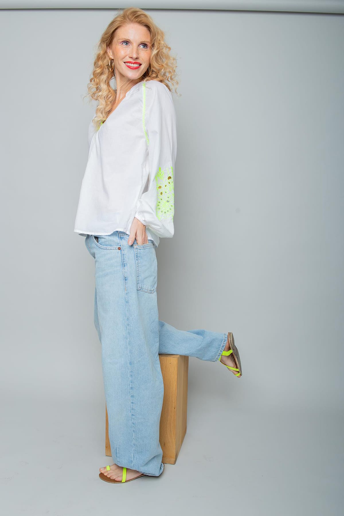 Bluse mit V-Ausschnitt und neon Detail white Bluse Emily van den Bergh