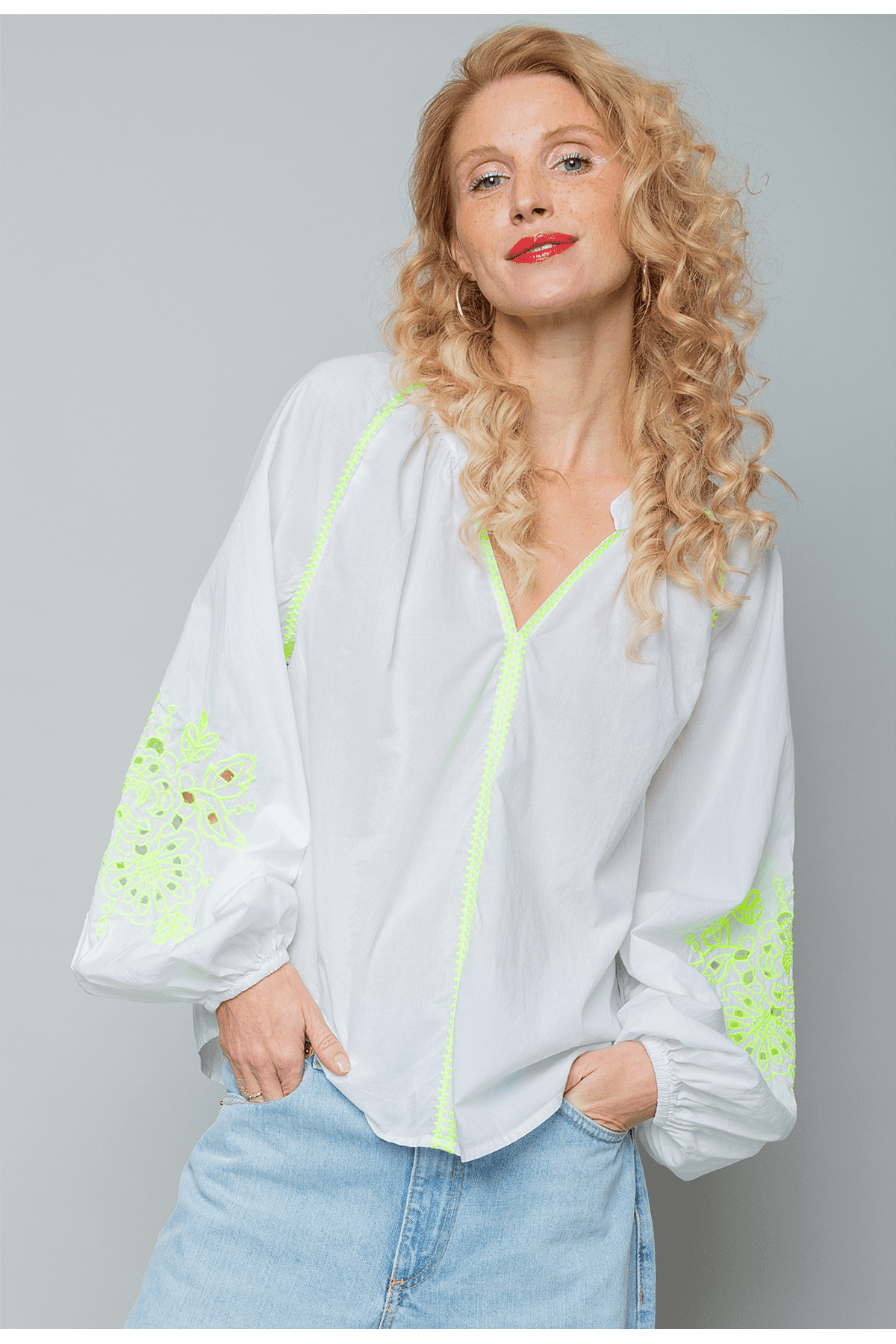 Bluse mit V-Ausschnitt und neon Detail white Bluse Emily van den Bergh